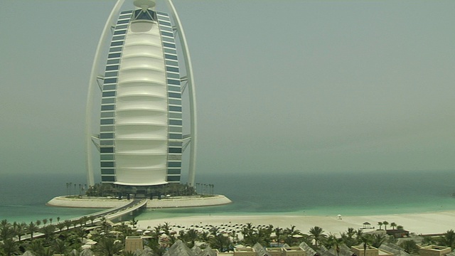 俯身拍摄阿拉伯联合酋长国迪拜塔视频下载