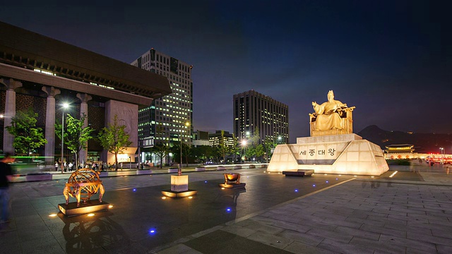 韩国首尔，光华门，世宗大王的雕像和日落视频素材