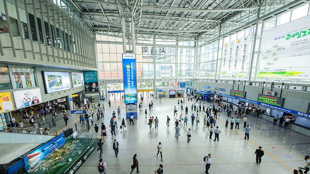 图为韩国首尔火车站的人们视频下载