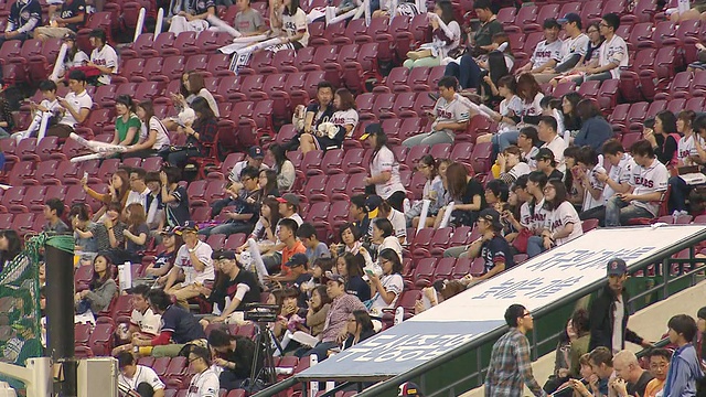 在韩国首尔的Seoul jamsil棒球场，棒球迷们在尽情享受视频下载
