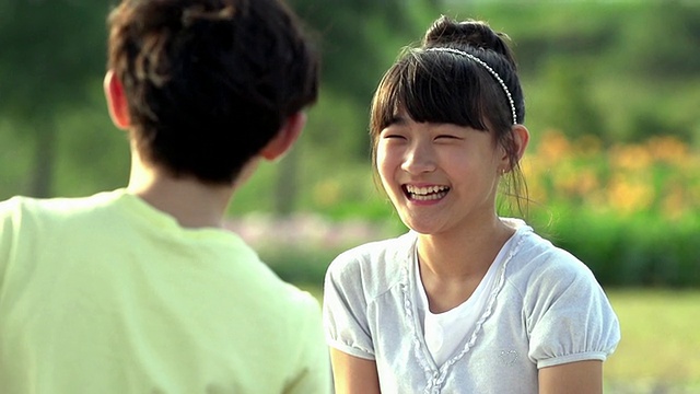 MS SLO MO拍摄的女孩微笑/首尔，韩国视频下载