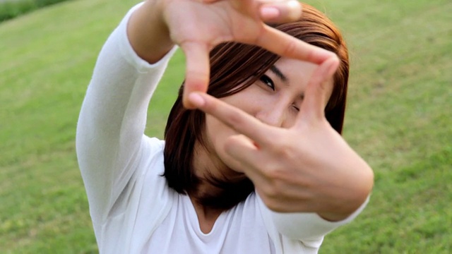 CU SLO MO拍摄的女人用手指做框架/首尔，韩国视频下载