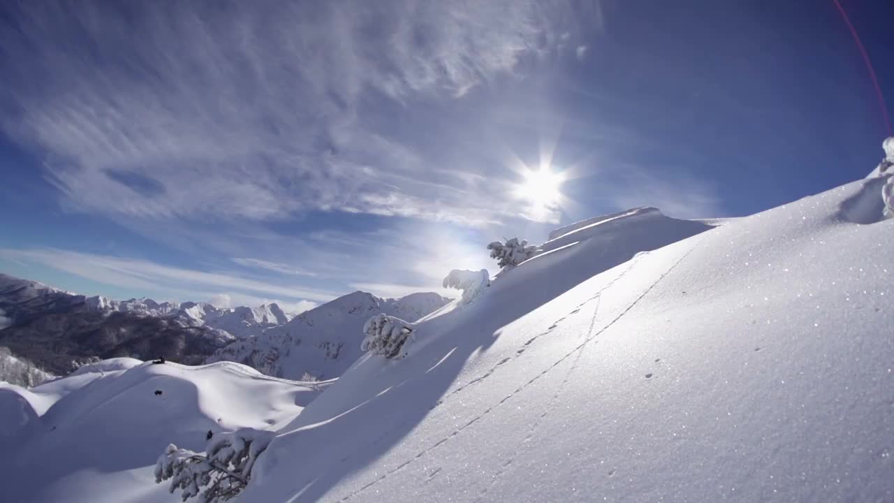 滑雪者在刚落下的雪上跳跃视频素材