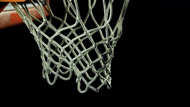 高清超级慢动作:篮球通过一个篮框视频素材