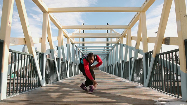 美国明尼苏达州明尼阿波利斯市，年轻男子在桥上跳舞视频下载
