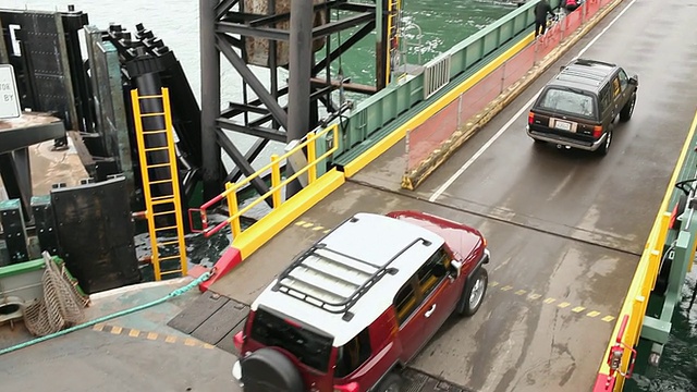 图女士拍摄了美国华盛顿洛佩兹岛/奥卡斯岛渡轮上的汽车视频素材