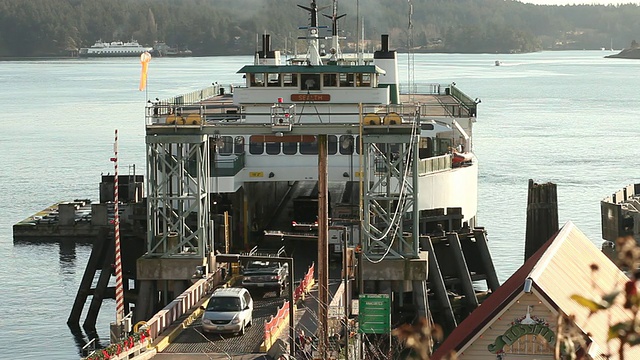 美国华盛顿，圣胡安群岛/奥卡斯岛码头上，汽车从船上出来视频素材