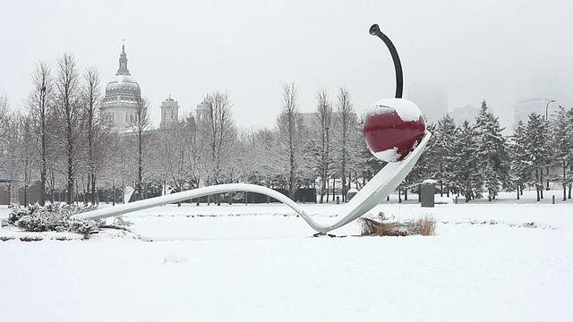在勺子雕塑在冬天与雪在它/明尼阿波利斯，明尼苏达州，美国视频素材
