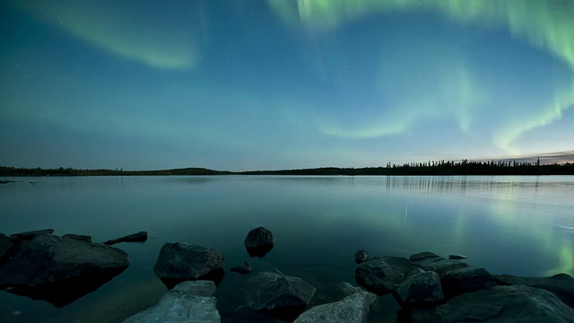 WS T/L初夏时前景有岩石的极光，移动缓慢/耶洛奈夫，加拿大西北地区视频素材