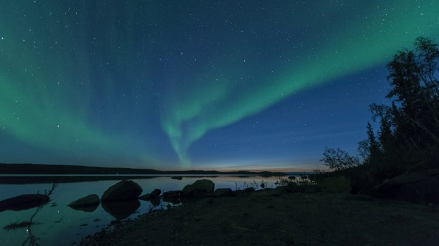 加拿大西北地区，耶洛奈夫，初夏平静湖面上的极光视频素材