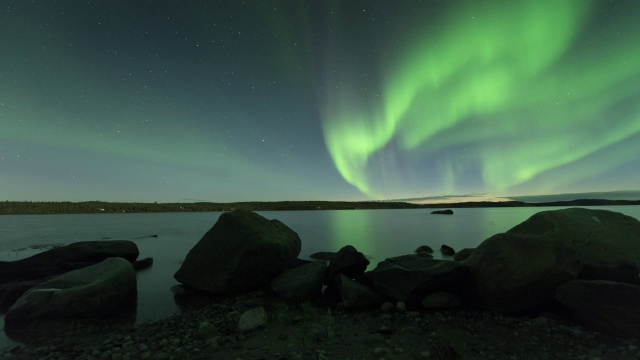 WS T/L夏日极光与岩石前景和反射在平静的湖/耶洛奈夫，西北地区，加拿大视频素材