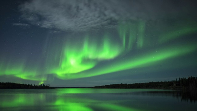 加拿大西北地区耶洛奈夫湖上强烈的极光和少量的云视频素材