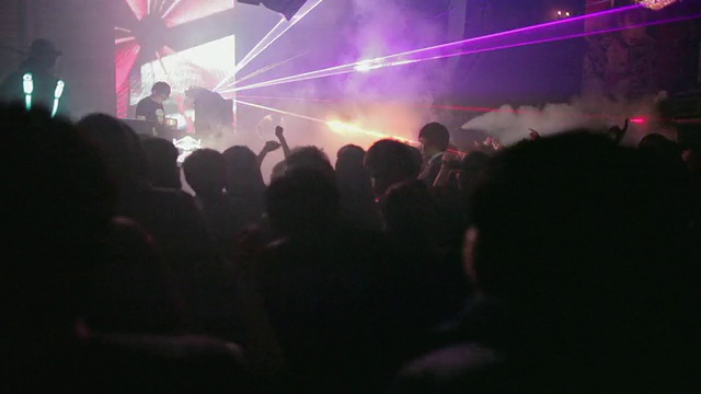 韩国首尔市中心一家时髦的夜总会里，年轻的韩国人在跳舞，DJ在旋转视频素材
