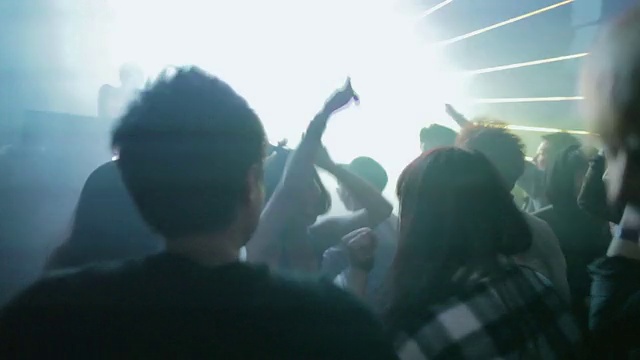 韩国首尔市中心一家时髦的夜总会里，年轻的韩国人在跳舞，DJ在旋转视频下载