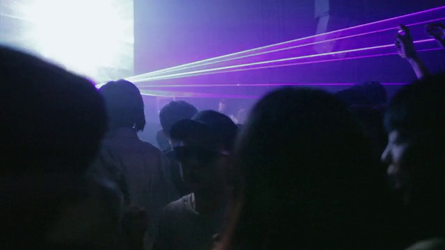 韩国首尔市中心一家时髦的夜总会里，年轻的韩国人在跳舞，DJ在旋转视频素材