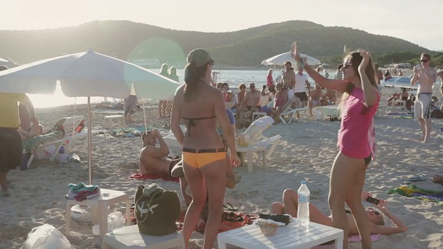 西班牙伊比沙海滩，人们在夕阳下跳舞视频下载
