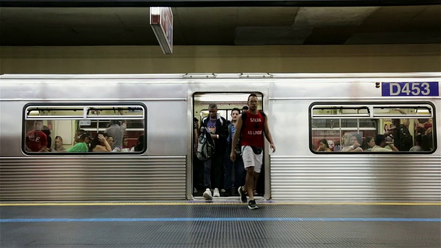 巴西圣保罗，MS通勤者在圣保罗站下地铁视频素材