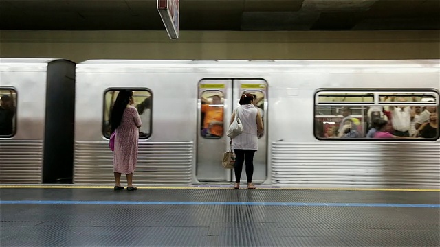一列地铁到达圣保罗车站/圣保罗，巴西视频下载