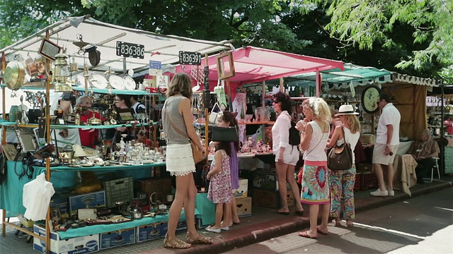游客们在阿根廷布宜诺斯艾利斯圣特尔莫的古董市场视频下载