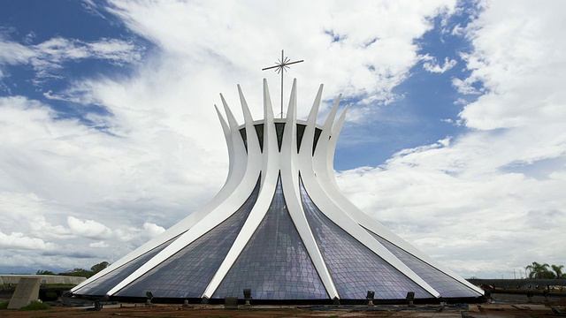 巴西巴西利亚大教堂/大都会大教堂外部景观与移动的云/巴西视频下载