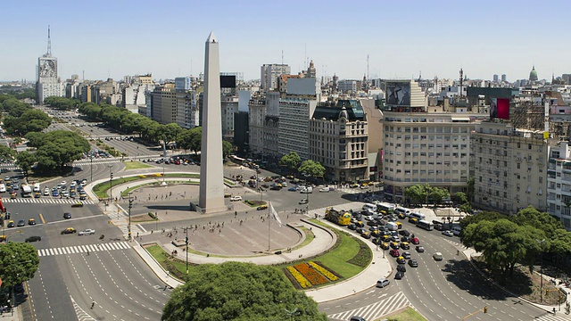 交通经过阿根廷布宜诺斯艾利斯方尖碑/ Obelisco de Buenos Aires视频素材
