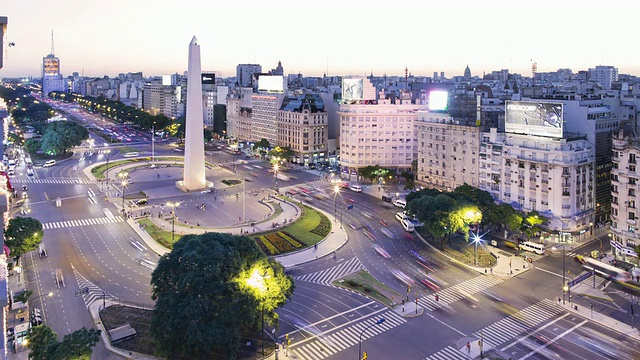 阿根廷布宜诺斯艾利斯市的方尖碑/ Obelisco de Buenos Aires从夜到晚都有车辆经过视频素材