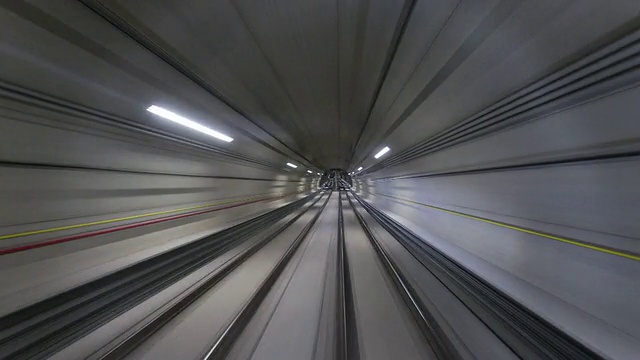 TL, WS, POV，巴西圣保罗，一列高速通过隧道的火车的前方视图视频素材