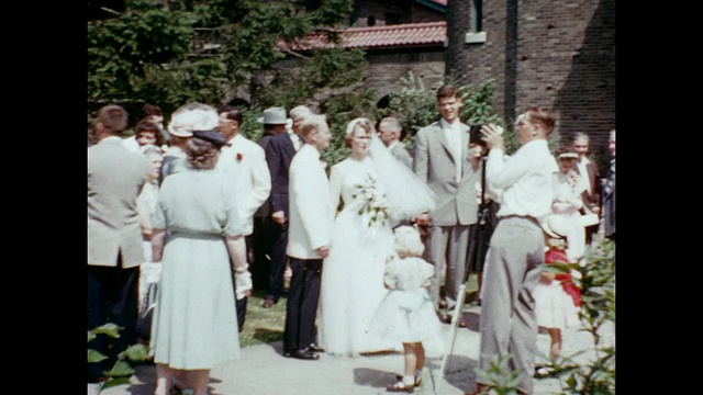 新娘和新郎在结婚后离开教堂的蒙太奇。朋友和家人会扔大米。视频下载