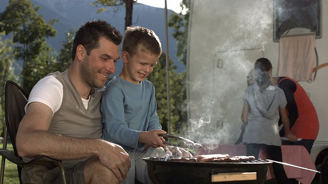 高清超级慢动作:父亲和儿子烧烤肉视频下载