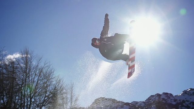 滑雪板运动员表演一个戏法视频下载