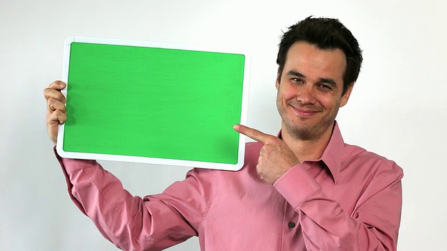 有魅力的销售人员与绿色屏幕板，竖起大拇指视频素材