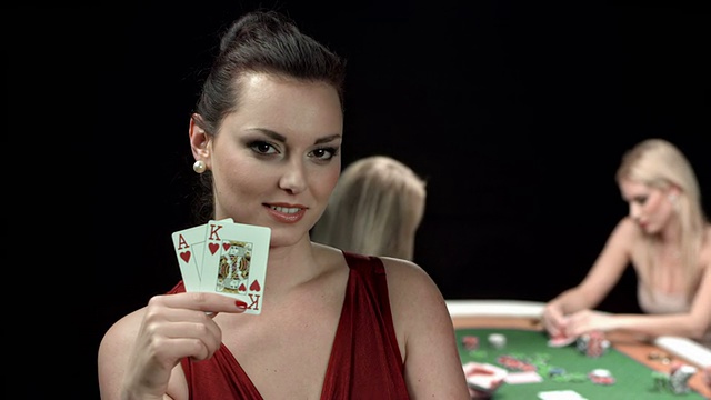 高清多莉:玩家与大滑溜开始扑克手视频素材