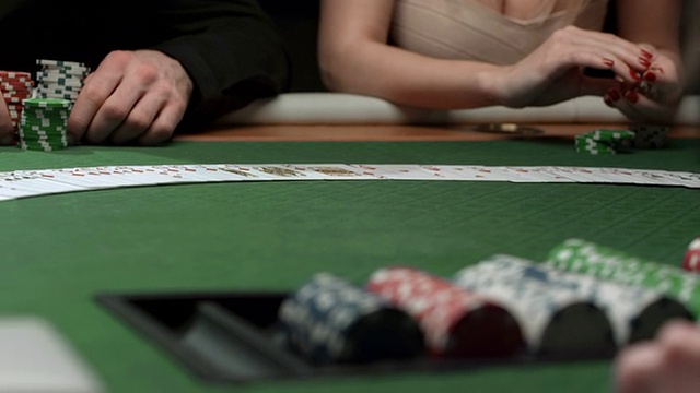 HD:在扑克桌上摊牌视频下载