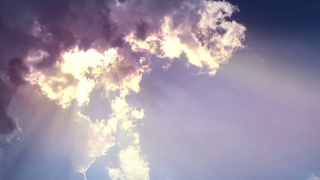 阳光从云的边缘射来视频素材