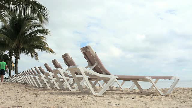 单身女人在热带海滩度假视频下载