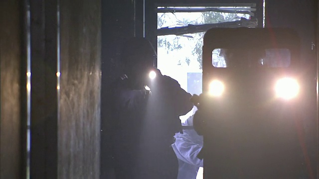 中型手持-防暴警察在进入黑暗的建筑时使用盾牌和手电筒。美国弗吉尼亚州的/视频下载