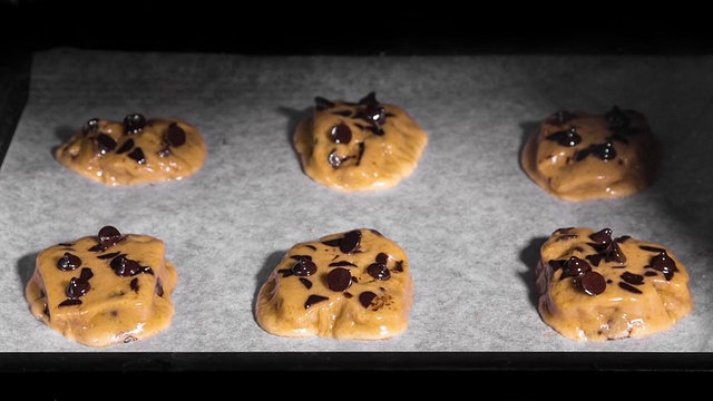 延时:用烤箱烘焙巧克力饼干视频素材