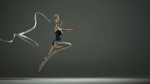 HD超级慢动作:带丝带的艺术体操动作视频下载