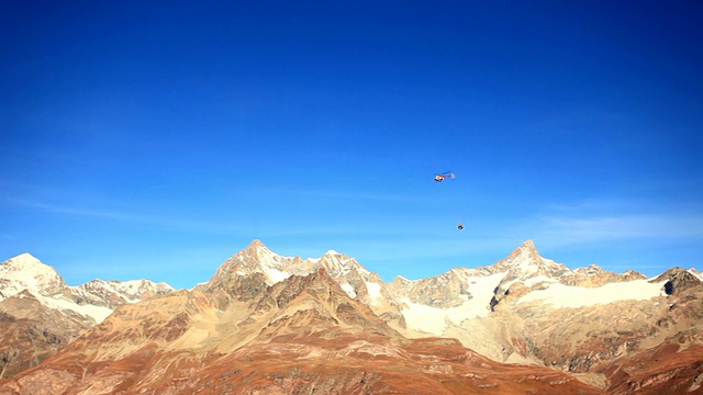 在马特洪峰上空运送物资的直升机视频素材