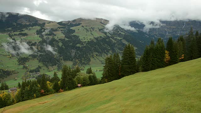 乘坐缆车攀登瑞士阿尔卑斯山视频素材