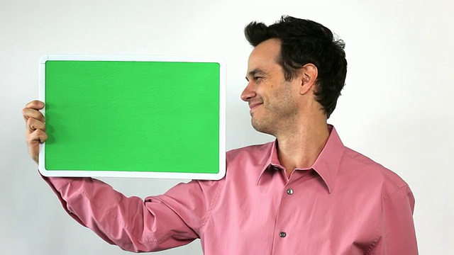 有魅力的销售员，带着绿屏板，笑着视频素材
