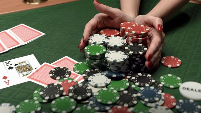 女人赌扑克游戏的所有筹码视频下载