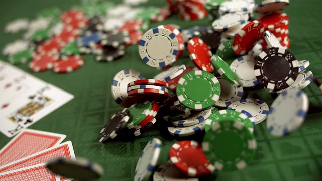 高清超级慢动作:筹码落在扑克桌上视频下载