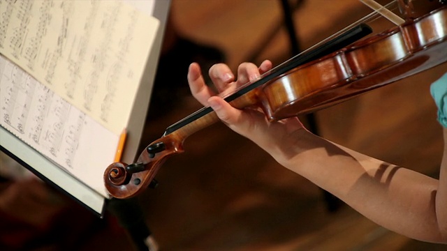 女人玩小提琴视频下载
