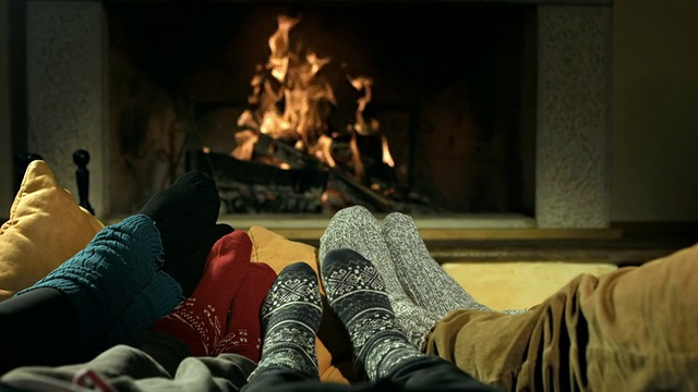 HD DOLLY:在壁炉边暖脚视频素材