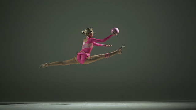 HD超级慢动作:带球的艺术体操视频素材