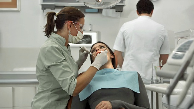 HD DOLLY:牙医检查病人的牙齿视频素材