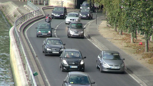 在Francois Mitterrand码头/巴黎，法兰西岛，法国，交通行驶的镜头视频下载