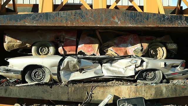 打捞场汽车破碎机粉碎车辆视频素材