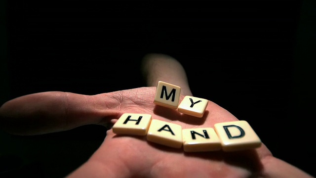 手抓字母片拼写我的手在反向视频素材